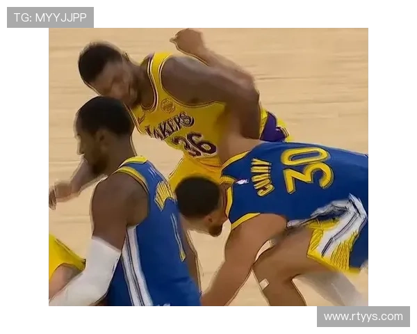 斯玛特强硬防守放倒库里裁判判定恶意犯规引发争议